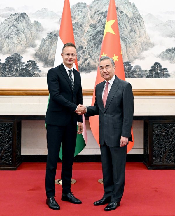 东南配资 王毅会见匈牙利外长西雅尔多