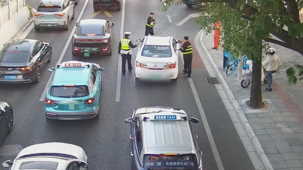 丰泰优配 非法营运+冲卡逃逸？“黑车司机”被抓时还在查“会怎么罚”