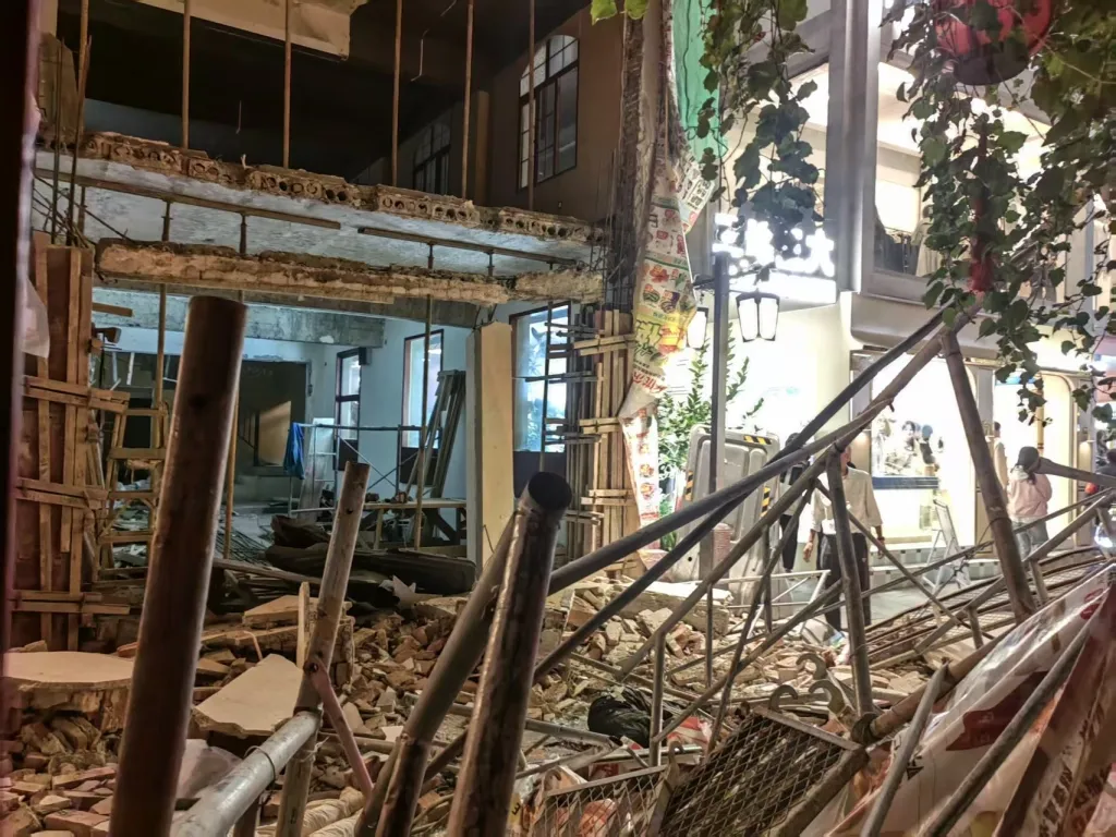 期配宝 19岁女大学生和24岁女子遇难！网红街区墙体垮塌店铺装修猛烈，曾引发投诉